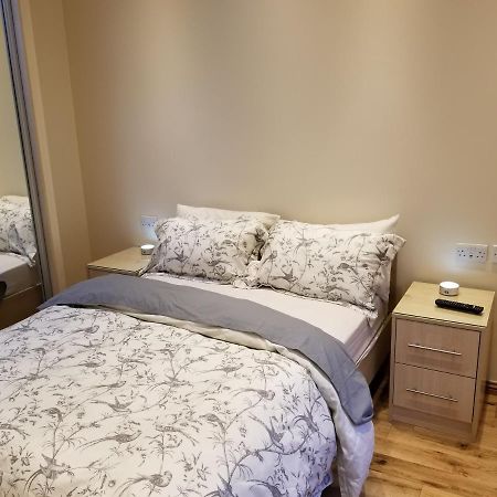 London Luxury Apartment 4 Bedroom Sleeps 12 People With 4 Bathrooms 1 Min Walk From Station Wanstead Kültér fotó
