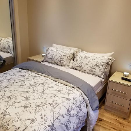 London Luxury Apartment 4 Bedroom Sleeps 12 People With 4 Bathrooms 1 Min Walk From Station Wanstead Kültér fotó
