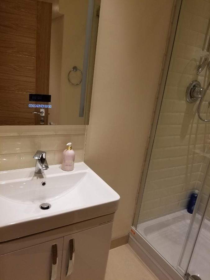 London Luxury Apartment 4 Bedroom Sleeps 12 People With 4 Bathrooms 1 Min Walk From Station Wanstead Kültér fotó