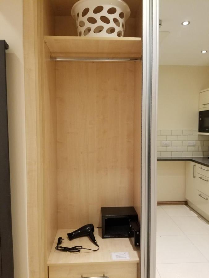 London Luxury Apartment 4 Bedroom Sleeps 12 People With 4 Bathrooms 1 Min Walk From Station Wanstead Kültér fotó