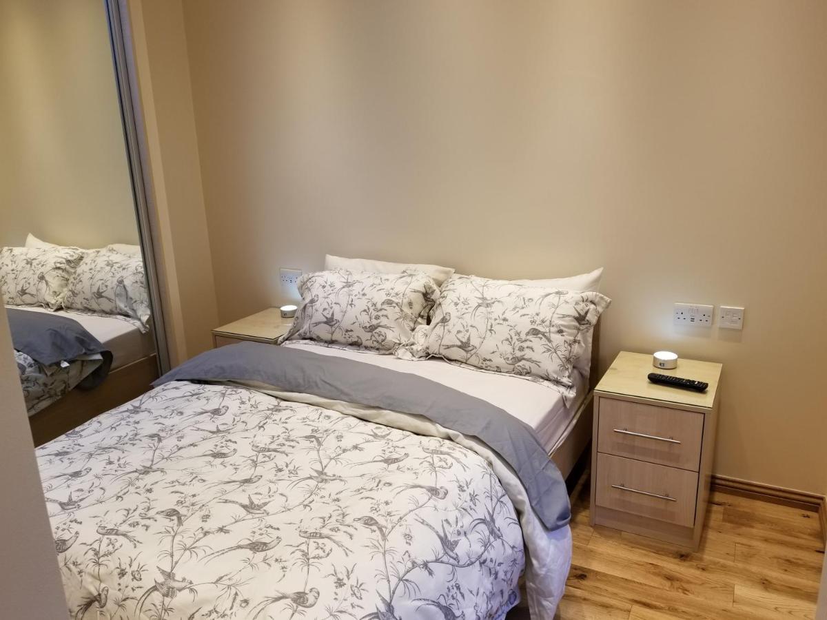 London Luxury Apartment 4 Bedroom Sleeps 12 People With 4 Bathrooms 1 Min Walk From Station Wanstead Kültér fotó