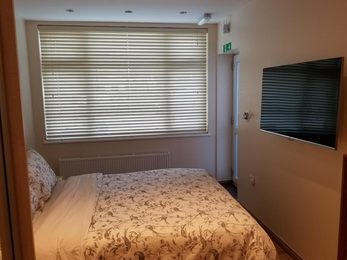 London Luxury Apartment 4 Bedroom Sleeps 12 People With 4 Bathrooms 1 Min Walk From Station Wanstead Kültér fotó