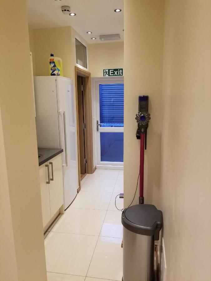 London Luxury Apartment 4 Bedroom Sleeps 12 People With 4 Bathrooms 1 Min Walk From Station Wanstead Kültér fotó