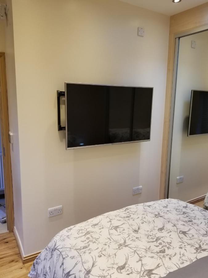 London Luxury Apartment 4 Bedroom Sleeps 12 People With 4 Bathrooms 1 Min Walk From Station Wanstead Kültér fotó
