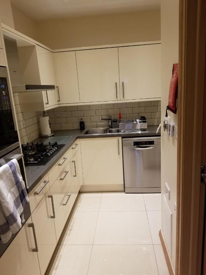 London Luxury Apartment 4 Bedroom Sleeps 12 People With 4 Bathrooms 1 Min Walk From Station Wanstead Kültér fotó