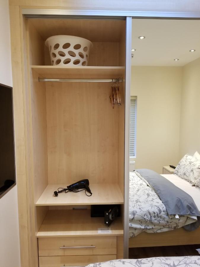 London Luxury Apartment 4 Bedroom Sleeps 12 People With 4 Bathrooms 1 Min Walk From Station Wanstead Kültér fotó