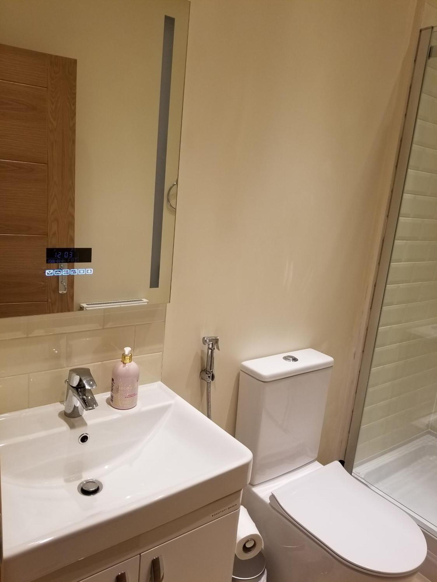 London Luxury Apartment 4 Bedroom Sleeps 12 People With 4 Bathrooms 1 Min Walk From Station Wanstead Kültér fotó