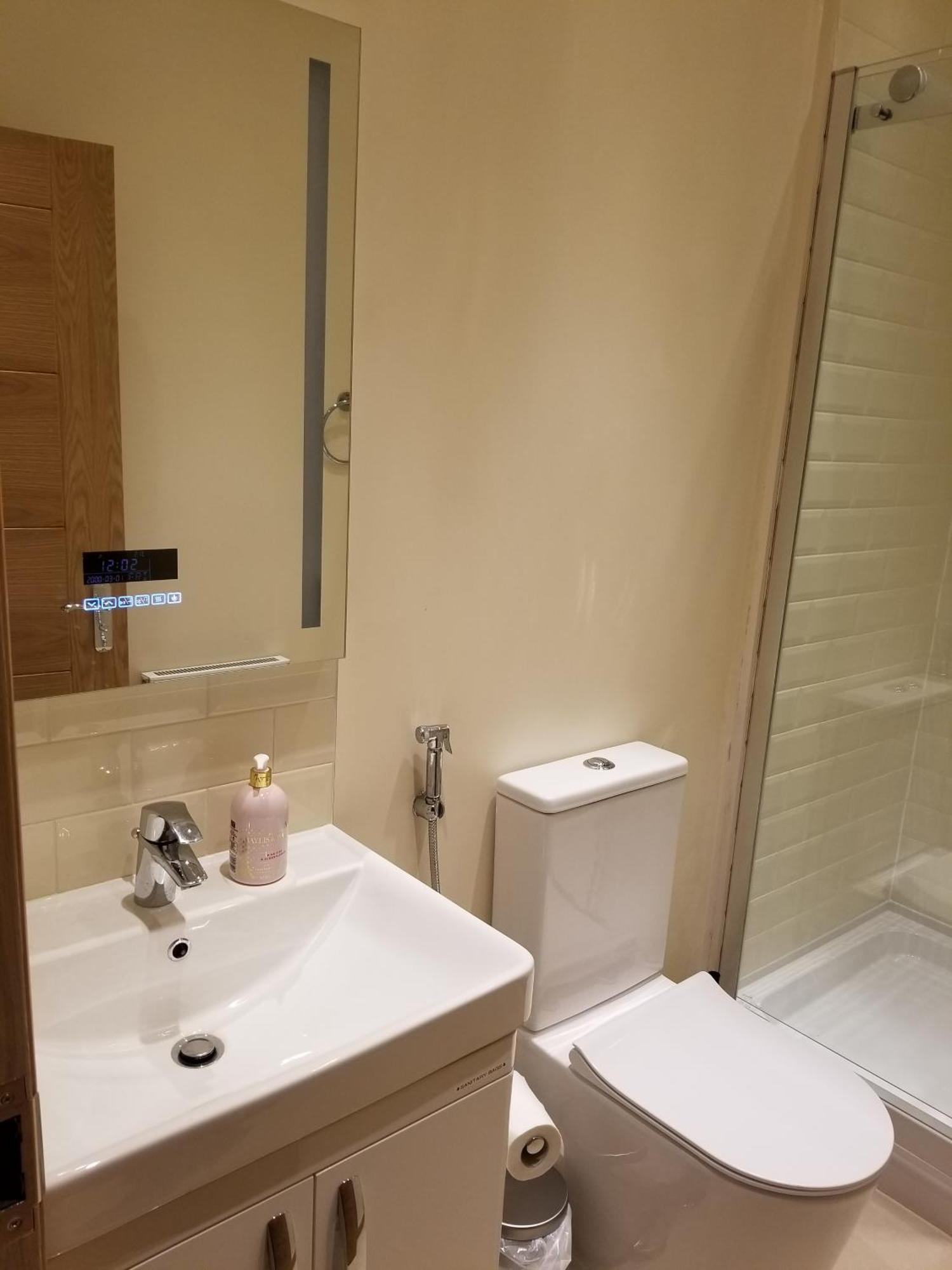 London Luxury Apartment 4 Bedroom Sleeps 12 People With 4 Bathrooms 1 Min Walk From Station Wanstead Kültér fotó