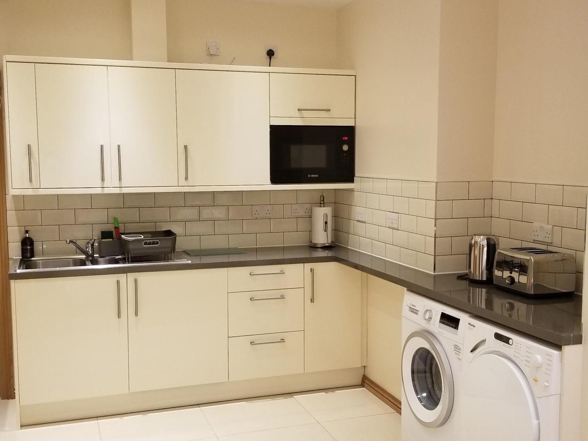 London Luxury Apartment 4 Bedroom Sleeps 12 People With 4 Bathrooms 1 Min Walk From Station Wanstead Kültér fotó