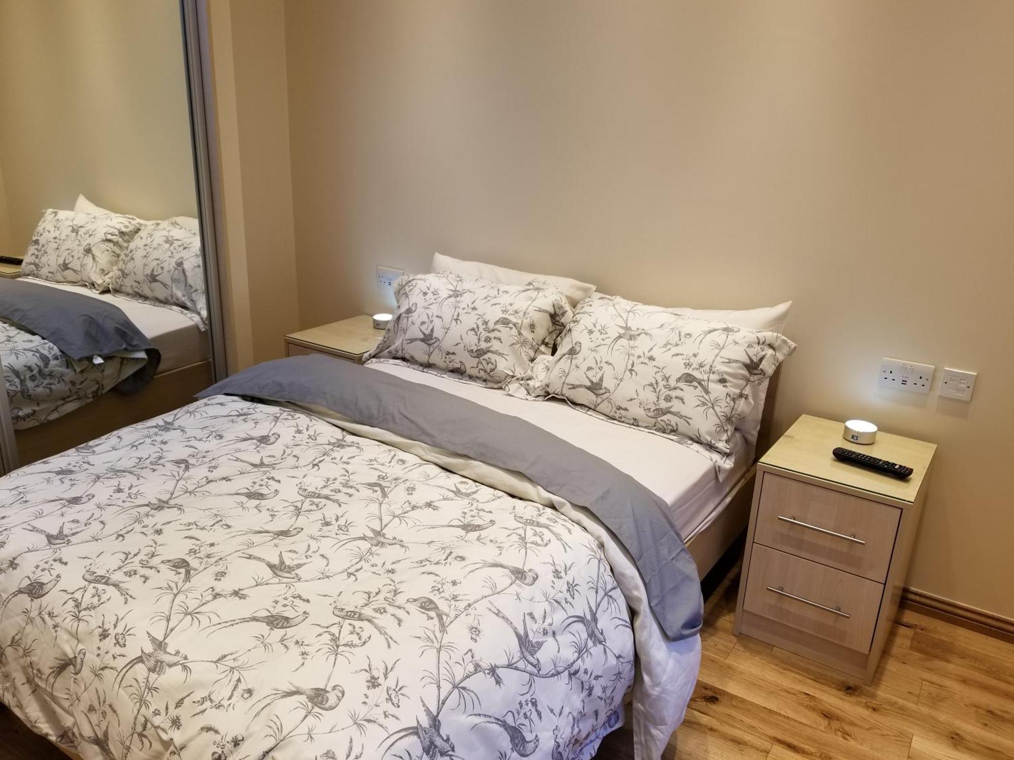 London Luxury Apartment 4 Bedroom Sleeps 12 People With 4 Bathrooms 1 Min Walk From Station Wanstead Kültér fotó